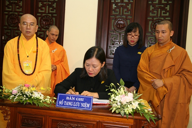 Chùm ảnh: Các phái đoàn viếng tang Cố Trưởng lão HT. Thích Chơn Thiện ngày 13/11