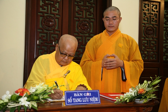 Chùm ảnh: Các phái đoàn viếng tang Cố Trưởng lão HT. Thích Chơn Thiện ngày 11/11