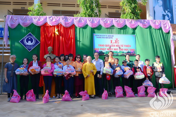 Quỹ Đạo Phật Ngày Nay: Lễ khánh thành “Nhịp cầu yêu thương” và Trao tặng yêu thương cho người khiếm thị, nạn nhân chất độc da cam &amp; Học sinh tại Đắk Lắk (C72d &amp; C107)