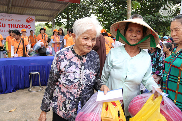 Quỹ Đạo Phật Ngày Nay: Tổng Kết Chương Trình  “Quà Tết Yêu Thương” cho kiều bào hồi hương tại hồ Dầu Tiếng - Tây Ninh (C92)