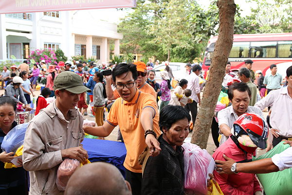 Quỹ Đạo Phật Ngày Nay: Tổng Kết Chương Trình  “Quà Tết Yêu Thương” cho kiều bào hồi hương tại hồ Dầu Tiếng - Tây Ninh (C92)