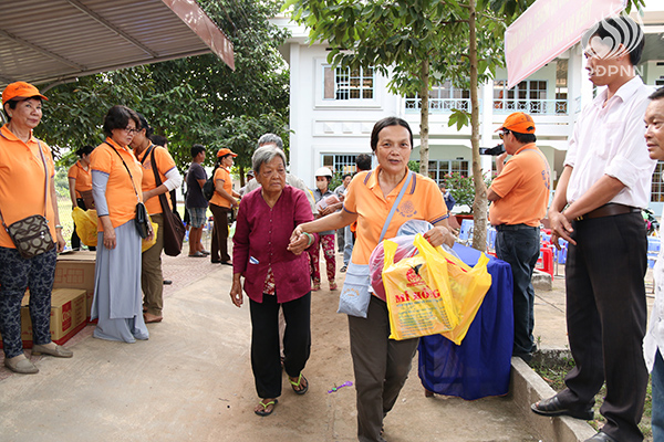 Quỹ Đạo Phật Ngày Nay: Tổng Kết Chương Trình  “Quà Tết Yêu Thương” cho kiều bào hồi hương tại hồ Dầu Tiếng - Tây Ninh (C92)