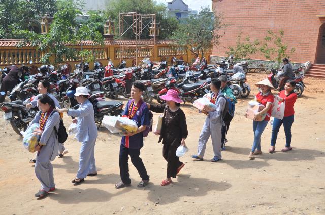 HT Thích Trí Quảng đến thăm người khiếm thị Chùa Thiên Quang
