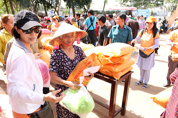 Quỹ Đạo Phật Ngày Nay: Tổng Kết Chương Trình  “Quà Tết Yêu Thương” cho kiều bào hồi hương tại hồ Dầu Tiếng - Tây Ninh (C92)