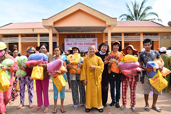 Quỹ Đạo Phật Ngày Nay: Tổng Kết Chương Trình  “Quà Tết Yêu Thương” cho kiều bào hồi hương tại hồ Dầu Tiếng - Tây Ninh (C92)