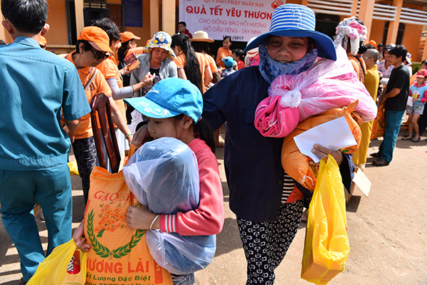 Quỹ Đạo Phật Ngày Nay: Tổng Kết Chương Trình  “Quà Tết Yêu Thương” cho kiều bào hồi hương tại hồ Dầu Tiếng - Tây Ninh (C92)