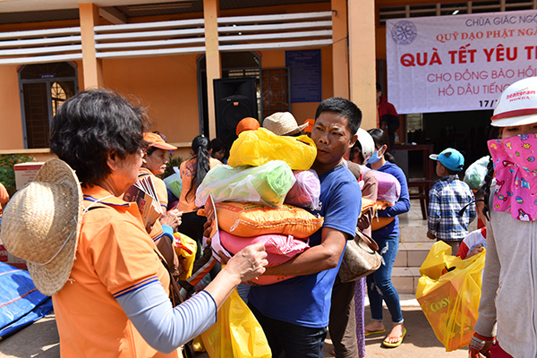 Quỹ Đạo Phật Ngày Nay: Tổng Kết Chương Trình  “Quà Tết Yêu Thương” cho kiều bào hồi hương tại hồ Dầu Tiếng - Tây Ninh (C92)