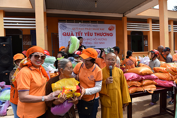 Quỹ Đạo Phật Ngày Nay: Tổng Kết Chương Trình  “Quà Tết Yêu Thương” cho kiều bào hồi hương tại hồ Dầu Tiếng - Tây Ninh (C92)