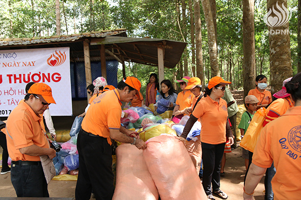 Quỹ Đạo Phật Ngày Nay: Tổng Kết Chương Trình  “Quà Tết Yêu Thương” cho kiều bào hồi hương tại hồ Dầu Tiếng - Tây Ninh (C92)