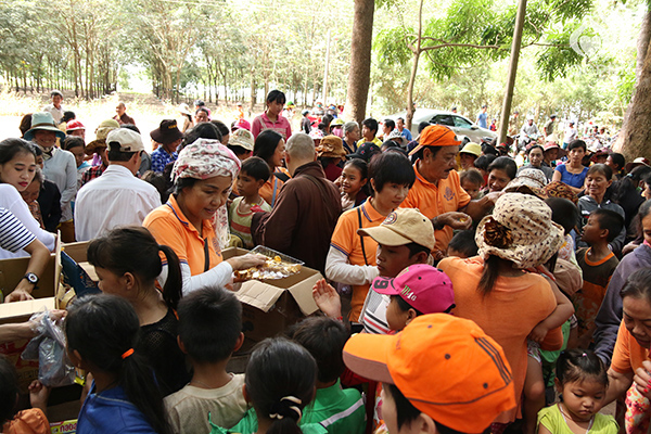 Quỹ Đạo Phật Ngày Nay: Tổng Kết Chương Trình  “Quà Tết Yêu Thương” cho kiều bào hồi hương tại hồ Dầu Tiếng - Tây Ninh (C92)