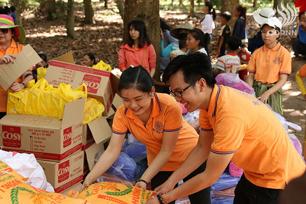 Quỹ Đạo Phật Ngày Nay: Tổng Kết Chương Trình  “Quà Tết Yêu Thương” cho kiều bào hồi hương tại hồ Dầu Tiếng - Tây Ninh (C92)