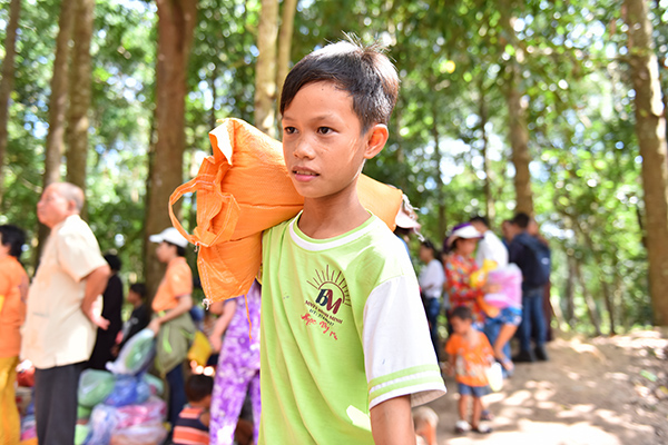 Quỹ Đạo Phật Ngày Nay: Tổng Kết Chương Trình  “Quà Tết Yêu Thương” cho kiều bào hồi hương tại hồ Dầu Tiếng - Tây Ninh (C92)