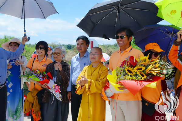 Quỹ Đạo Phật Ngày Nay: Lễ khánh thành “Nhịp cầu yêu thương” và Trao tặng yêu thương cho người khiếm thị, nạn nhân chất độc da cam &amp; Học sinh tại Đắk Lắk (C72d &amp; C107)