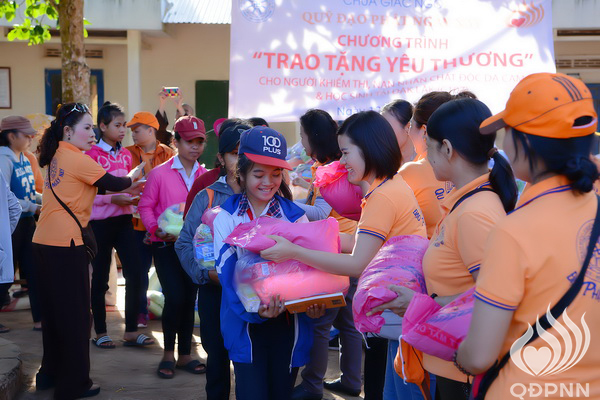 Quỹ Đạo Phật Ngày Nay: Lễ khánh thành “Nhịp cầu yêu thương” và Trao tặng yêu thương cho người khiếm thị, nạn nhân chất độc da cam &amp; Học sinh tại Đắk Lắk (C72d &amp; C107)