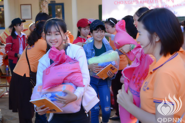 Quỹ Đạo Phật Ngày Nay: Lễ khánh thành “Nhịp cầu yêu thương” và Trao tặng yêu thương cho người khiếm thị, nạn nhân chất độc da cam &amp; Học sinh tại Đắk Lắk (C72d &amp; C107)
