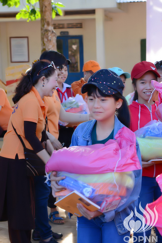 Quỹ Đạo Phật Ngày Nay: Lễ khánh thành “Nhịp cầu yêu thương” và Trao tặng yêu thương cho người khiếm thị, nạn nhân chất độc da cam &amp; Học sinh tại Đắk Lắk (C72d &amp; C107)
