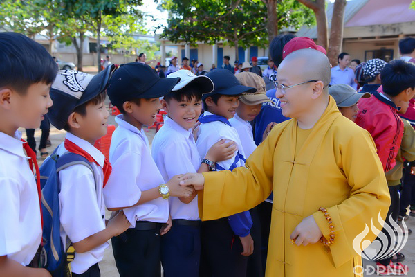 Quỹ Đạo Phật Ngày Nay: Lễ khánh thành “Nhịp cầu yêu thương” và Trao tặng yêu thương cho người khiếm thị, nạn nhân chất độc da cam &amp; Học sinh tại Đắk Lắk (C72d &amp; C107)
