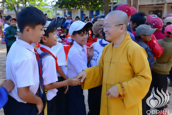 Quỹ Đạo Phật Ngày Nay: Lễ khánh thành “Nhịp cầu yêu thương” và Trao tặng yêu thương cho người khiếm thị, nạn nhân chất độc da cam &amp; Học sinh tại Đắk Lắk (C72d &amp; C107)