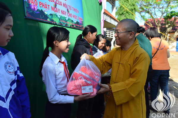 Quỹ Đạo Phật Ngày Nay: Lễ khánh thành “Nhịp cầu yêu thương” và Trao tặng yêu thương cho người khiếm thị, nạn nhân chất độc da cam &amp; Học sinh tại Đắk Lắk (C72d &amp; C107)