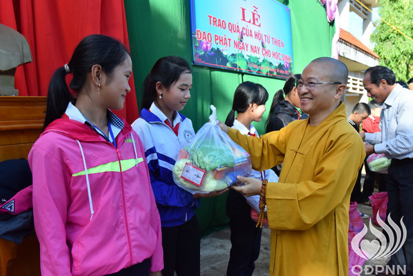 Quỹ Đạo Phật Ngày Nay: Lễ khánh thành “Nhịp cầu yêu thương” và Trao tặng yêu thương cho người khiếm thị, nạn nhân chất độc da cam &amp; Học sinh tại Đắk Lắk (C72d &amp; C107)