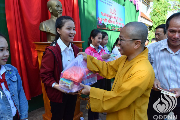 Quỹ Đạo Phật Ngày Nay: Lễ khánh thành “Nhịp cầu yêu thương” và Trao tặng yêu thương cho người khiếm thị, nạn nhân chất độc da cam &amp; Học sinh tại Đắk Lắk (C72d &amp; C107)