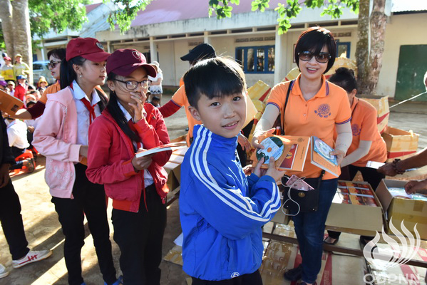Quỹ Đạo Phật Ngày Nay: Lễ khánh thành “Nhịp cầu yêu thương” và Trao tặng yêu thương cho người khiếm thị, nạn nhân chất độc da cam &amp; Học sinh tại Đắk Lắk (C72d &amp; C107)