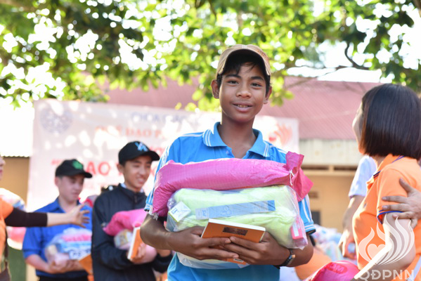 Quỹ Đạo Phật Ngày Nay: Lễ khánh thành “Nhịp cầu yêu thương” và Trao tặng yêu thương cho người khiếm thị, nạn nhân chất độc da cam &amp; Học sinh tại Đắk Lắk (C72d &amp; C107)