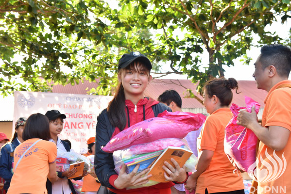 Quỹ Đạo Phật Ngày Nay: Lễ khánh thành “Nhịp cầu yêu thương” và Trao tặng yêu thương cho người khiếm thị, nạn nhân chất độc da cam &amp; Học sinh tại Đắk Lắk (C72d &amp; C107)