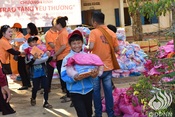 Quỹ Đạo Phật Ngày Nay: Lễ khánh thành “Nhịp cầu yêu thương” và Trao tặng yêu thương cho người khiếm thị, nạn nhân chất độc da cam &amp; Học sinh tại Đắk Lắk (C72d &amp; C107)