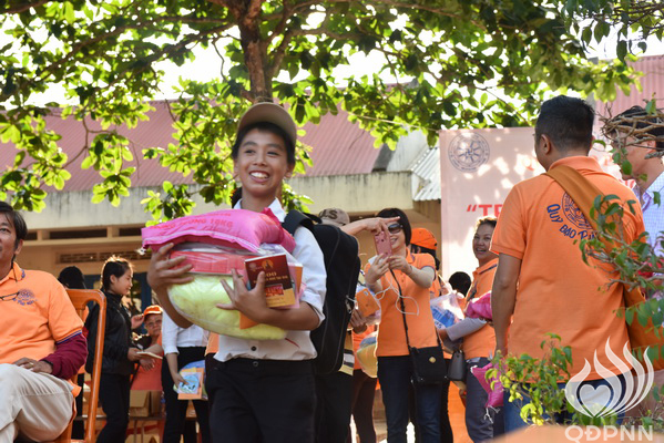 Quỹ Đạo Phật Ngày Nay: Lễ khánh thành “Nhịp cầu yêu thương” và Trao tặng yêu thương cho người khiếm thị, nạn nhân chất độc da cam &amp; Học sinh tại Đắk Lắk (C72d &amp; C107)