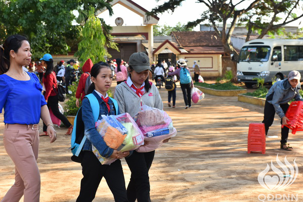 Quỹ Đạo Phật Ngày Nay: Lễ khánh thành “Nhịp cầu yêu thương” và Trao tặng yêu thương cho người khiếm thị, nạn nhân chất độc da cam &amp; Học sinh tại Đắk Lắk (C72d &amp; C107)