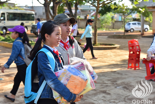 Quỹ Đạo Phật Ngày Nay: Lễ khánh thành “Nhịp cầu yêu thương” và Trao tặng yêu thương cho người khiếm thị, nạn nhân chất độc da cam &amp; Học sinh tại Đắk Lắk (C72d &amp; C107)