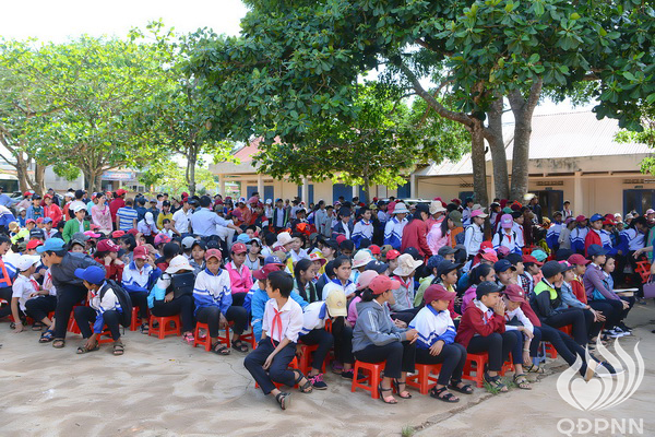 Quỹ Đạo Phật Ngày Nay: Lễ khánh thành “Nhịp cầu yêu thương” và Trao tặng yêu thương cho người khiếm thị, nạn nhân chất độc da cam &amp; Học sinh tại Đắk Lắk (C72d &amp; C107)
