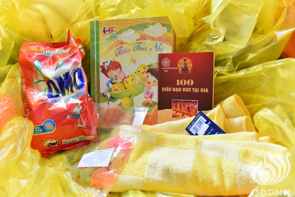 Quỹ Đạo Phật Ngày Nay - Tổng Kết Chương Trình Trao Quà Từ Thiện Và Trao Tặng Học Bổng Cho Học Sinh Nghèo Vượt Khó C101