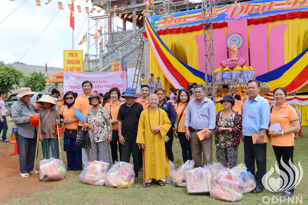 Quỹ Đạo Phật Ngày Nay: Lễ khánh thành “Nhịp cầu yêu thương” và Trao tặng yêu thương cho người khiếm thị, nạn nhân chất độc da cam &amp; Học sinh tại Đắk Lắk (C72d &amp; C107)
