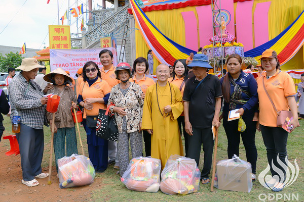Quỹ Đạo Phật Ngày Nay: Lễ khánh thành “Nhịp cầu yêu thương” và Trao tặng yêu thương cho người khiếm thị, nạn nhân chất độc da cam &amp; Học sinh tại Đắk Lắk (C72d &amp; C107)