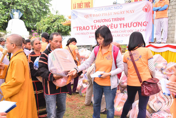 Quỹ Đạo Phật Ngày Nay: Lễ khánh thành “Nhịp cầu yêu thương” và Trao tặng yêu thương cho người khiếm thị, nạn nhân chất độc da cam &amp; Học sinh tại Đắk Lắk (C72d &amp; C107)