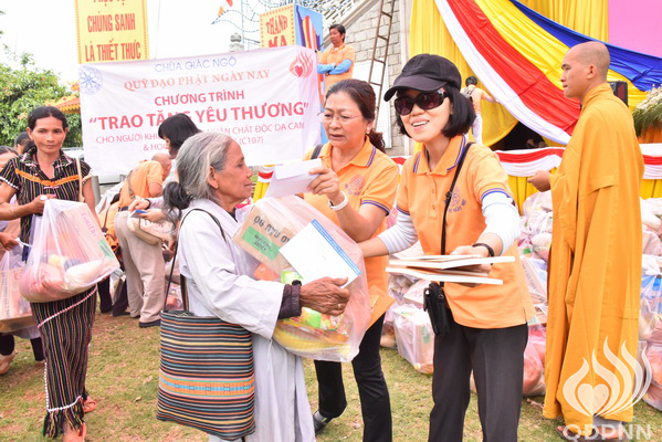 Quỹ Đạo Phật Ngày Nay: Lễ khánh thành “Nhịp cầu yêu thương” và Trao tặng yêu thương cho người khiếm thị, nạn nhân chất độc da cam &amp; Học sinh tại Đắk Lắk (C72d &amp; C107)