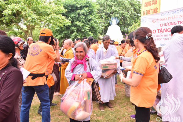 Quỹ Đạo Phật Ngày Nay: Lễ khánh thành “Nhịp cầu yêu thương” và Trao tặng yêu thương cho người khiếm thị, nạn nhân chất độc da cam &amp; Học sinh tại Đắk Lắk (C72d &amp; C107)