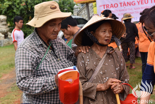 Quỹ Đạo Phật Ngày Nay: Lễ khánh thành “Nhịp cầu yêu thương” và Trao tặng yêu thương cho người khiếm thị, nạn nhân chất độc da cam &amp; Học sinh tại Đắk Lắk (C72d &amp; C107)