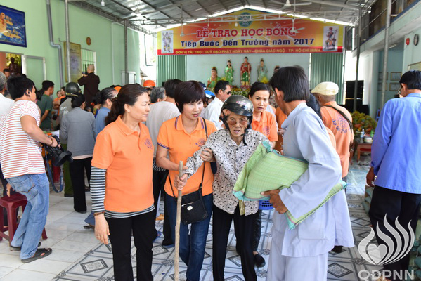 Quỹ Đạo Phật Ngày Nay - Tổng Kết Chương Trình Trao Quà Từ Thiện Và Trao Tặng Học Bổng Cho Học Sinh Nghèo Vượt Khó C101