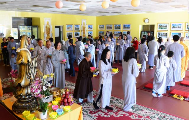 Pháp hội Quán Thế Âm và Lễ hoa đăng tại Niệm Phật Đường Fremont,California (Hoa Kỳ)