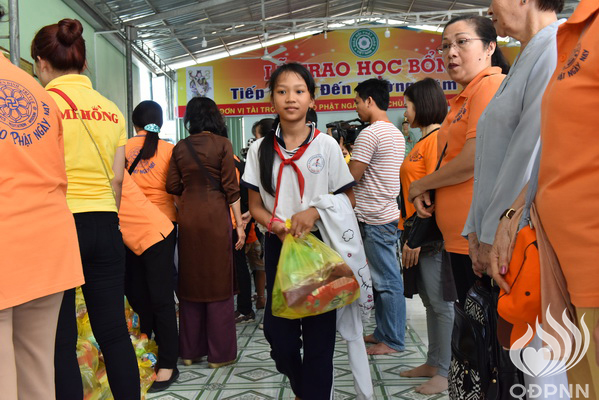 Quỹ Đạo Phật Ngày Nay - Tổng Kết Chương Trình Trao Quà Từ Thiện Và Trao Tặng Học Bổng Cho Học Sinh Nghèo Vượt Khó C101