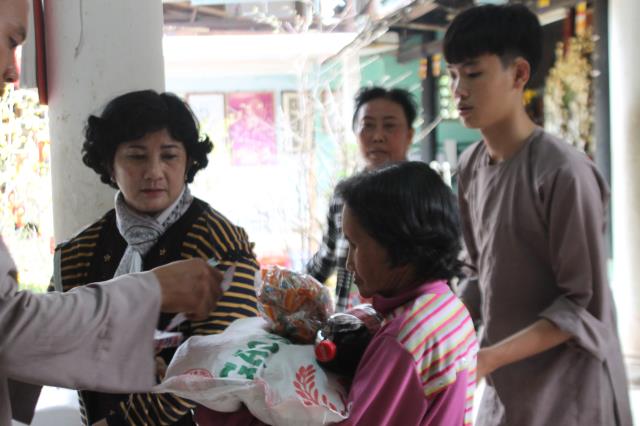 Chùa Phước Hưng phát 100 phần qua vui xuân đón tết