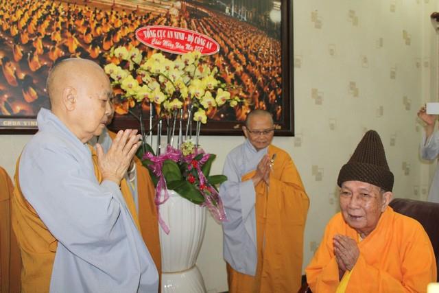 TP.Hồ Chí Minh: Phân ban Ni giới Trung Ương chúc tết lãnh đạo GHPGVN và các cấp chính quyền