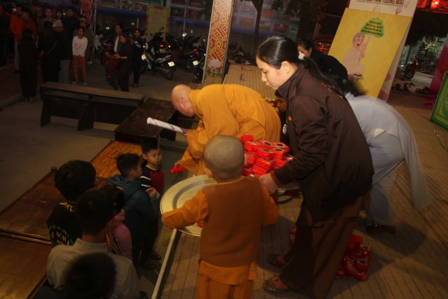 Thái Bình: Không khí đón giao thừa tại chùa Từ Xuyên