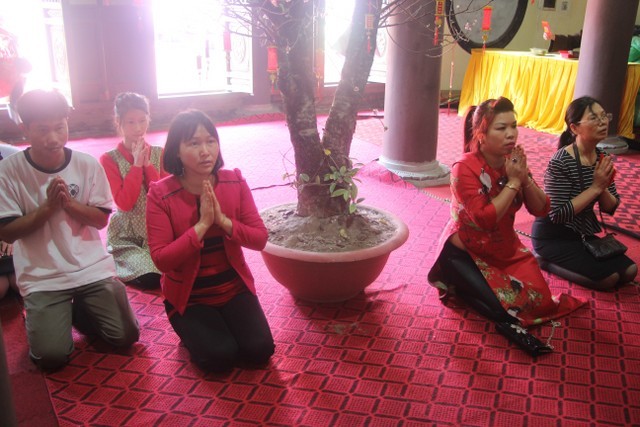 Thái Bình: Chùm ảnh không khí vui Tết xuân Đinh Dậu - chùa Từ Xuyên