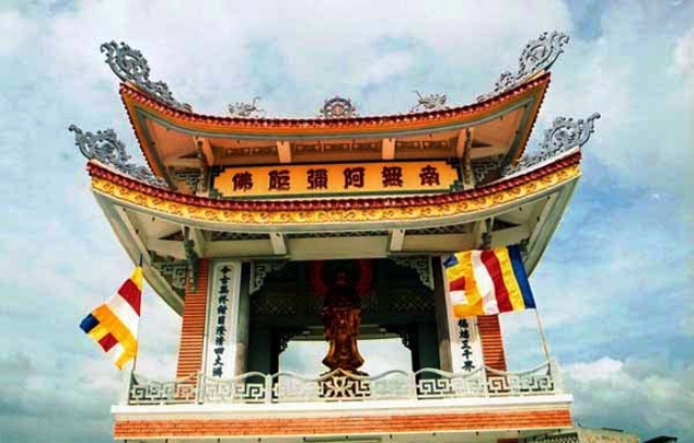 Đầu Xuân vản cảnh Tổ đình Sắc tứ Hội Phước – ngôi chùa cổ có cây  lão Mai cao 12m