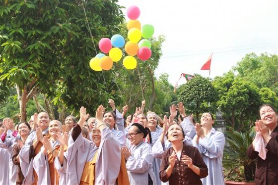 Về chùa Báo Ân dự lễ tắm Phật