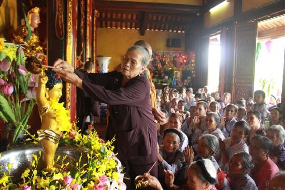Về chùa Báo Ân dự lễ tắm Phật